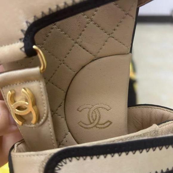 ✨CHANEL 100%Authentic  Beige and Black Quilted Sandals - Picture 3 of 15